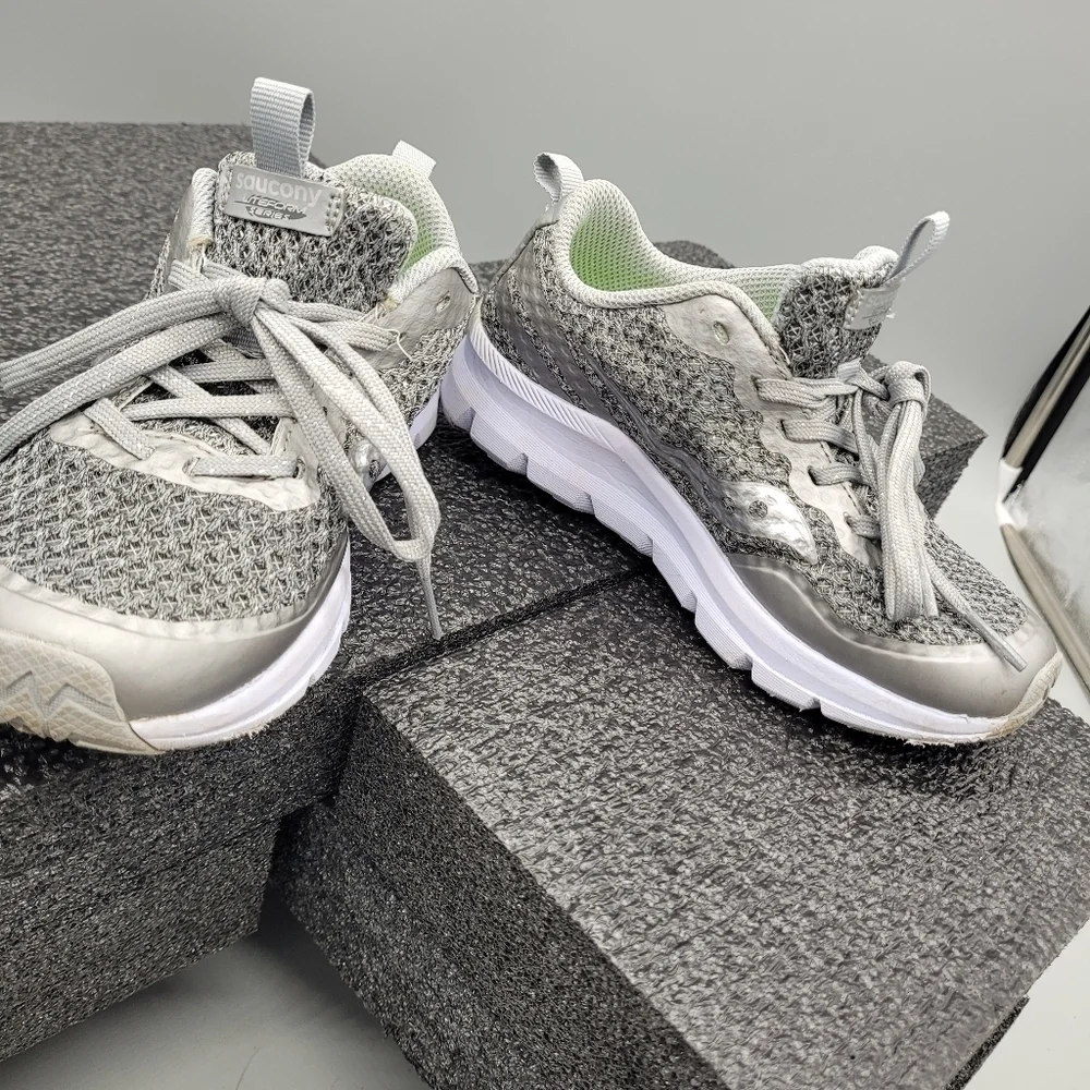 Saucony Girl's Liteform Feel Sneaker, Light Grey Size 13W